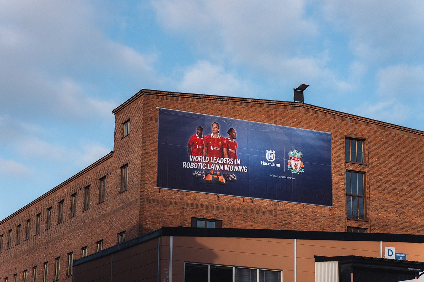 Husqvarna_x_Liverpool-FC_Identity_10m-Banner_NY-STUDIO.webp